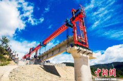 澳门金沙网站：云南丽江至香格里拉铁路小中甸2号大桥开始T梁架设